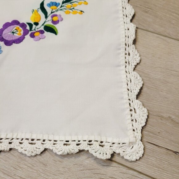 Vtg Table Runner 35" Linen Multi Color Floral Embroidery Crocheted Edge READ - Picture 4 of 6
